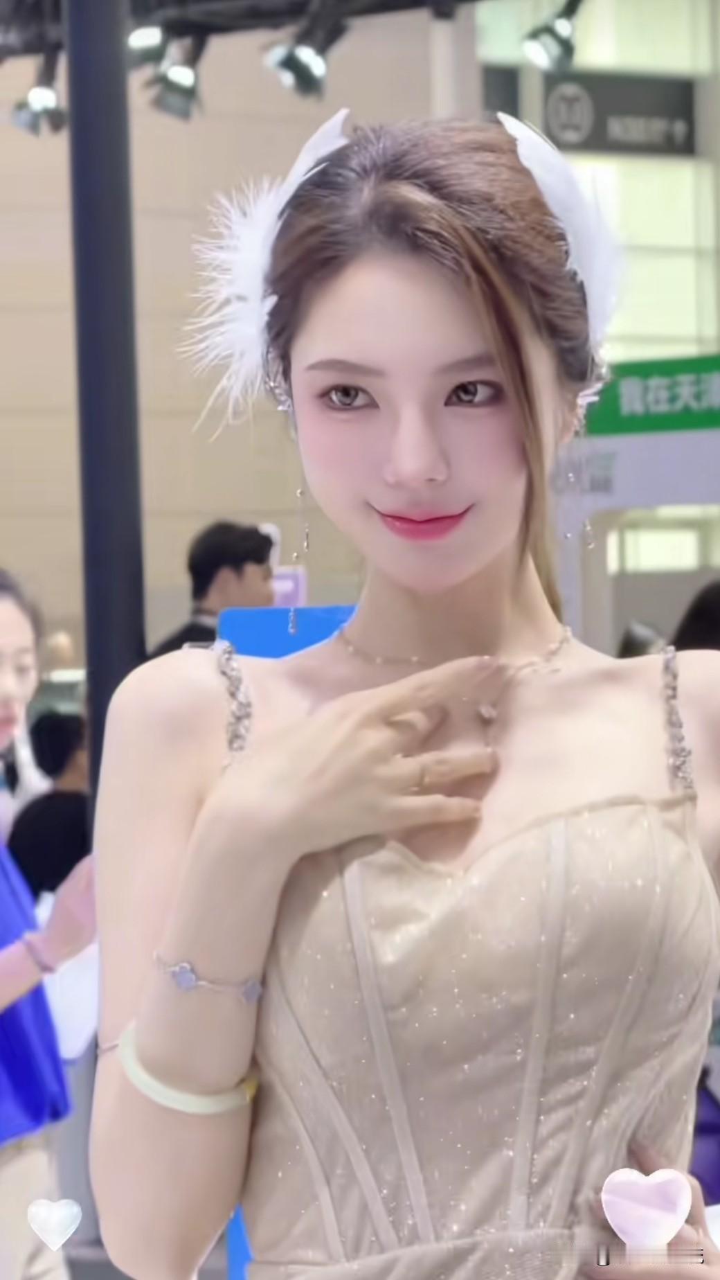 石嘉旭，车展巡展模特，漂亮得没话说，五官立体感真强，行为举止干脆利索，让观众们迅