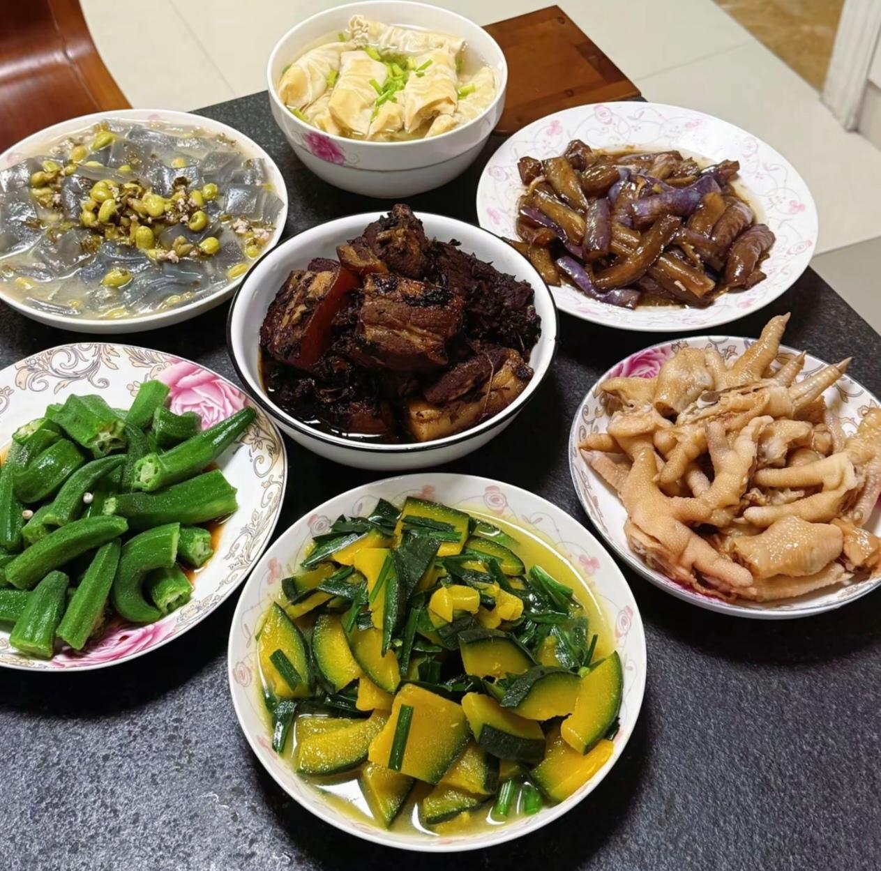 到好友家吃饭，一桌地道家常吃得舒心顺口。我随口抱怨总纠结每日做菜，好友便把自