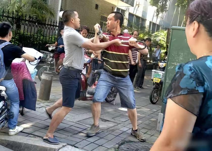 “别人老婆不能摸！”甘肃临潭，朋友新居贺喜酒席上，醉汉摸同桌男子老婆，并出言辱骂