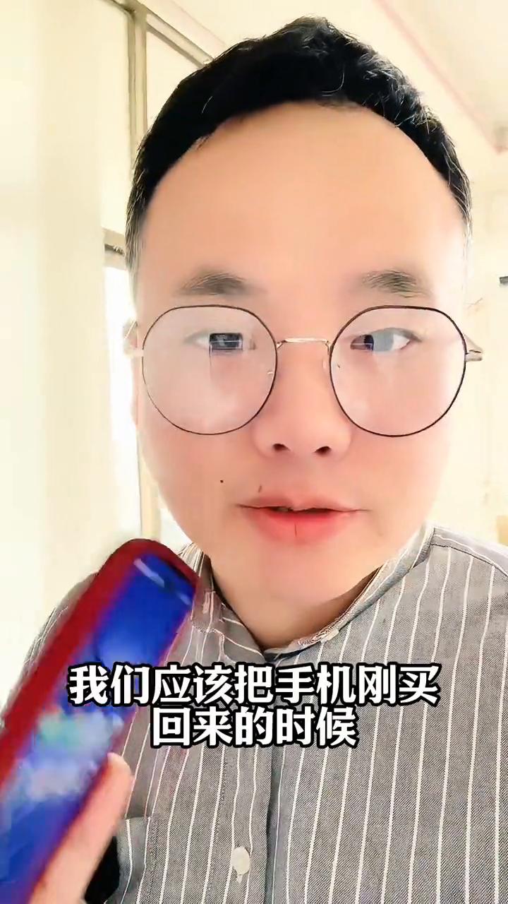 关闭手机两个设置，电池使用寿命翻倍。手机里有一个特别耗电的设置，99%的人都不