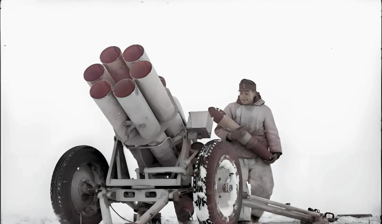 这是苏军还是德军？1944年1月，在冰天雪地的俄国战场上，一名士兵正在往这门15