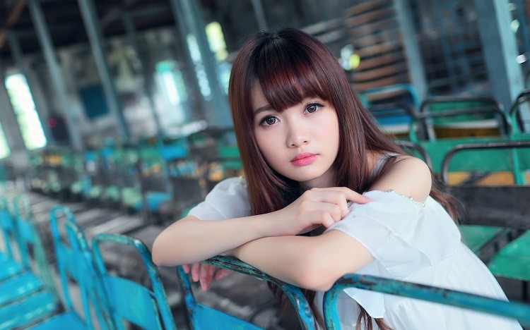 中年女人喜欢你，想和你进一步发展关系，她会慢慢放下戒备，不抗拒你的肢体亲近，甚至