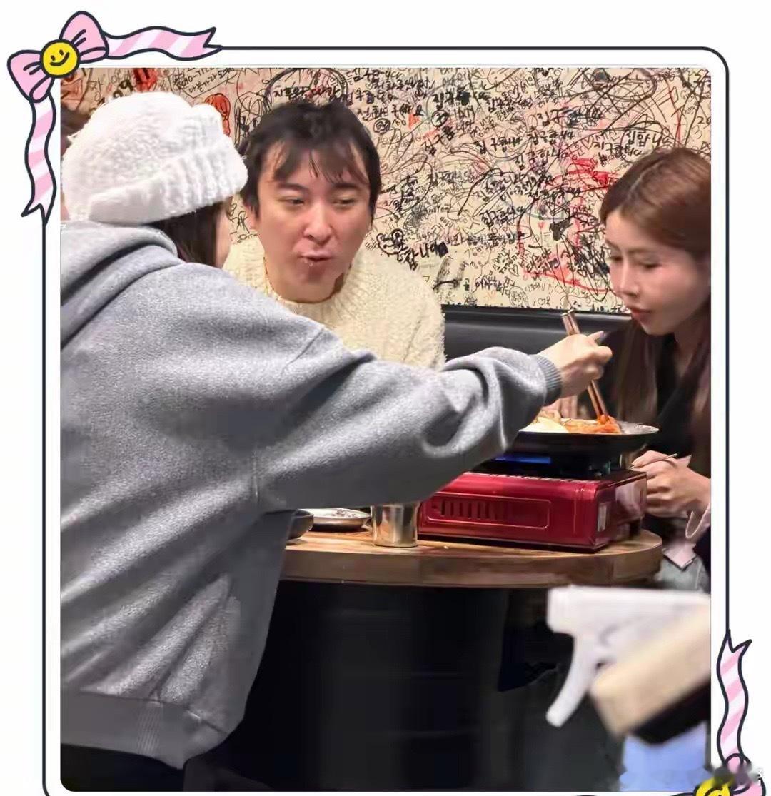 王思聪带三个美女韩国吃饭被偶遇，头发稀疏，凌乱，网友：快秃了！