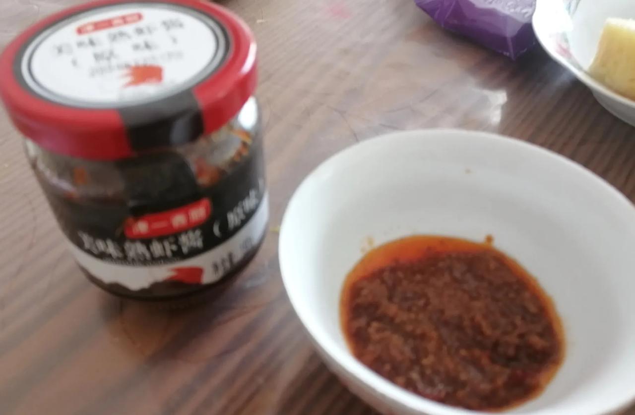 前两天女儿来电话，问我年前她给我买的熟虾酱吃完了没有？我说这么多东西我一人吃的