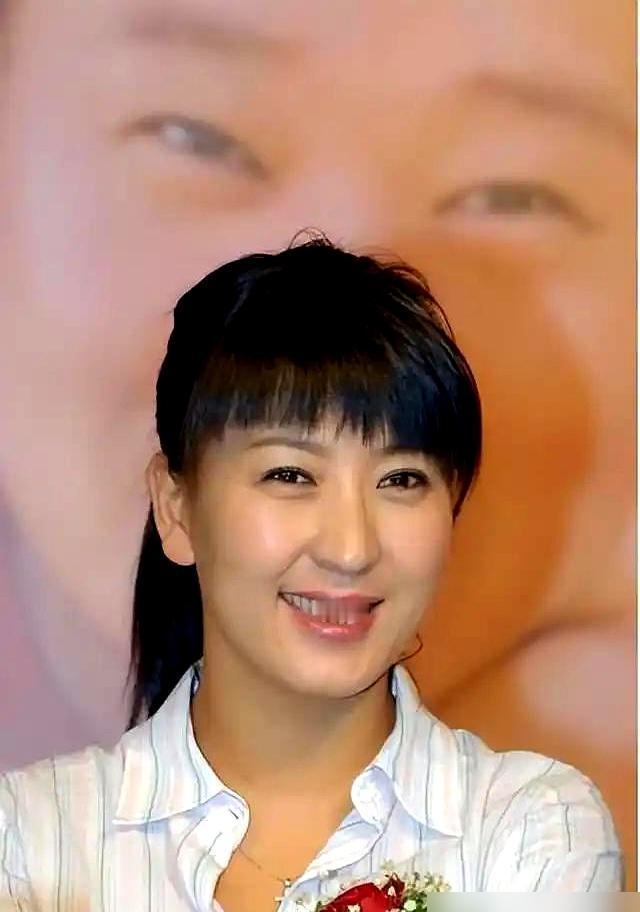 闫学晶复播了，但评论区比她的表演更精彩。1937万粉丝的直播间，突然涌入大量零