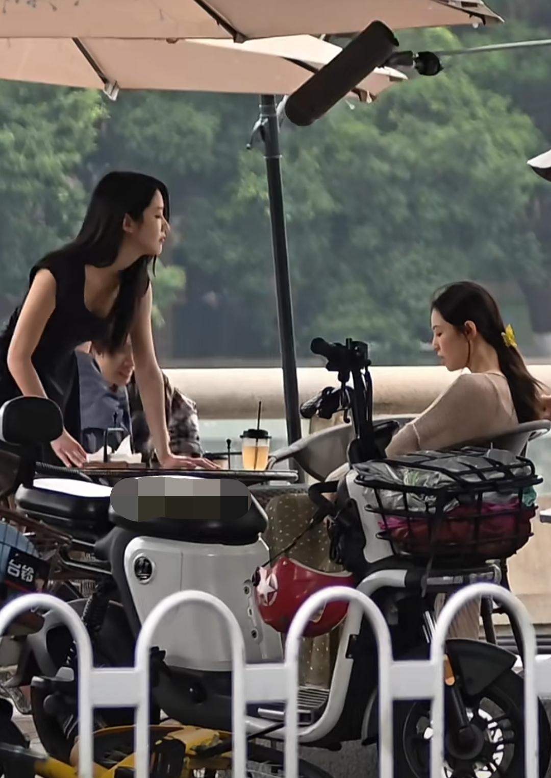 广东，网友偶遇《爱情慢慢》剧组在大马路边拍摄疑似钟楚曦、向涵之这两位剧中女一、女