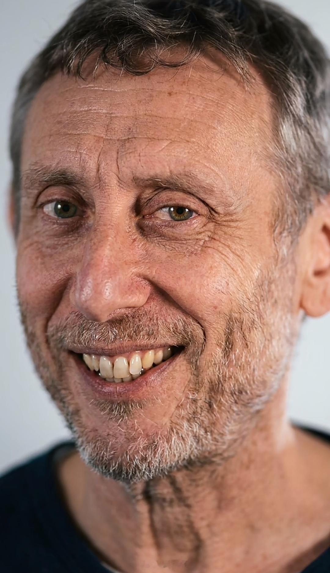 网友分享的图片变高清提示词：通过精确的面部几何结构，在严格保留受试者身份的同时，