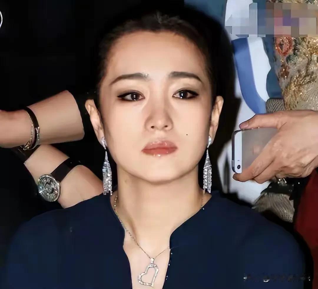 巩俐嫁进法国六年，老公米歇尔一开口就赢麻了！77岁高龄，眼神比滤镜还甜，金星问他