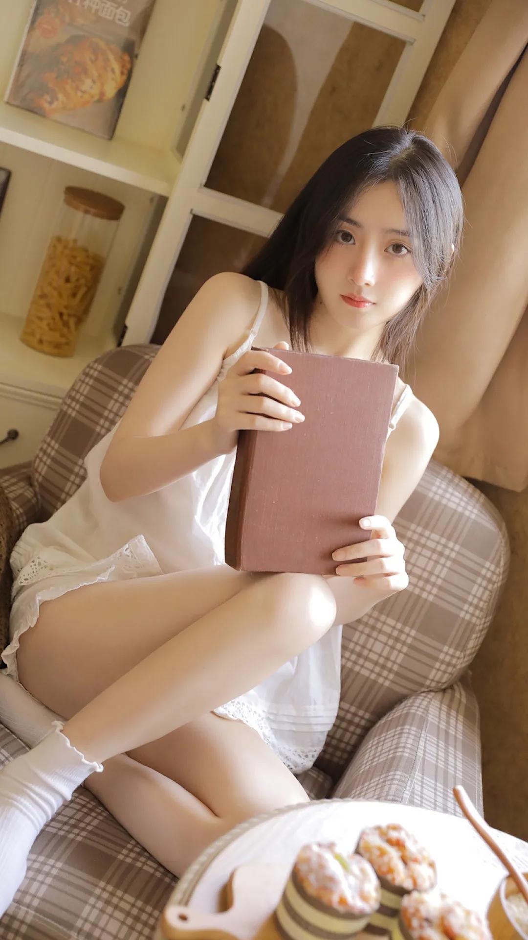 笑话：新娘给婆婆敬茶时喊了3次妈，婆婆都没扭过头来接，女子看向老公，老公竟也没有