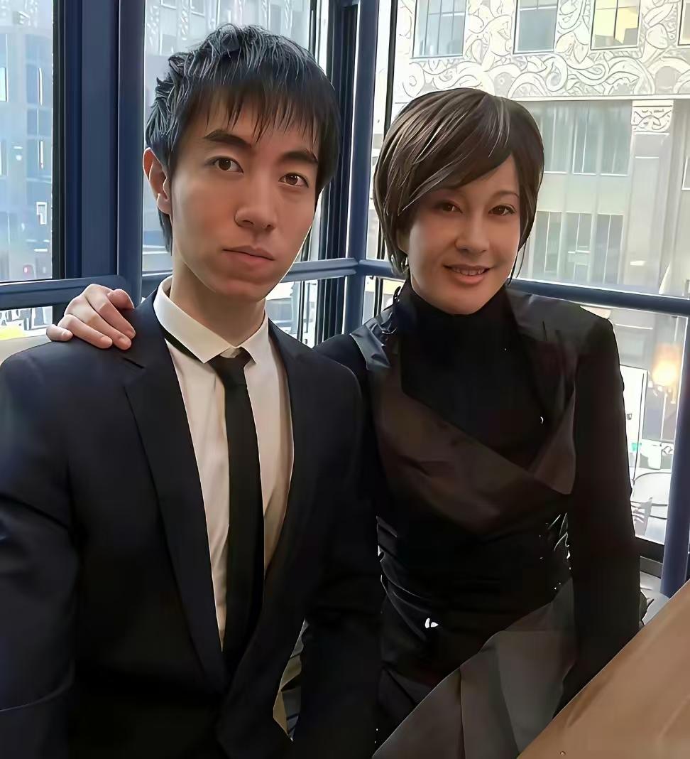 看刘晓庆和外甥靖然这张合照。这孩子不面善，在说了自己的孩子都不一定孝顺，就别说其