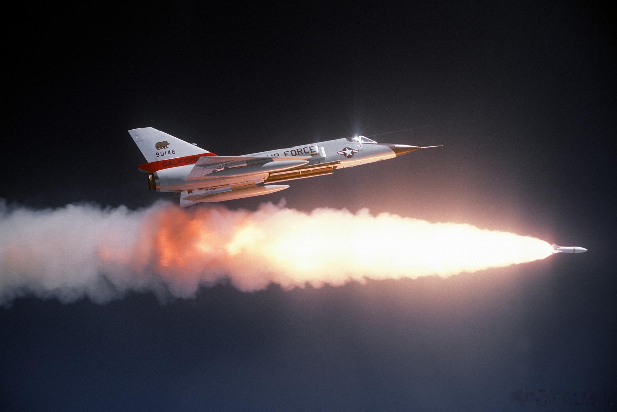 F-106AF-22A:“前辈，能超巡不”，“能，但只能超一点点”。​​​