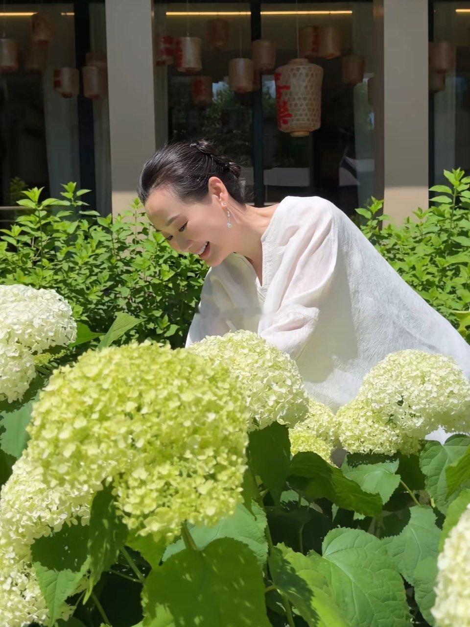 这是林依轮的老婆，妥妥的富婆，过着神仙般的日子