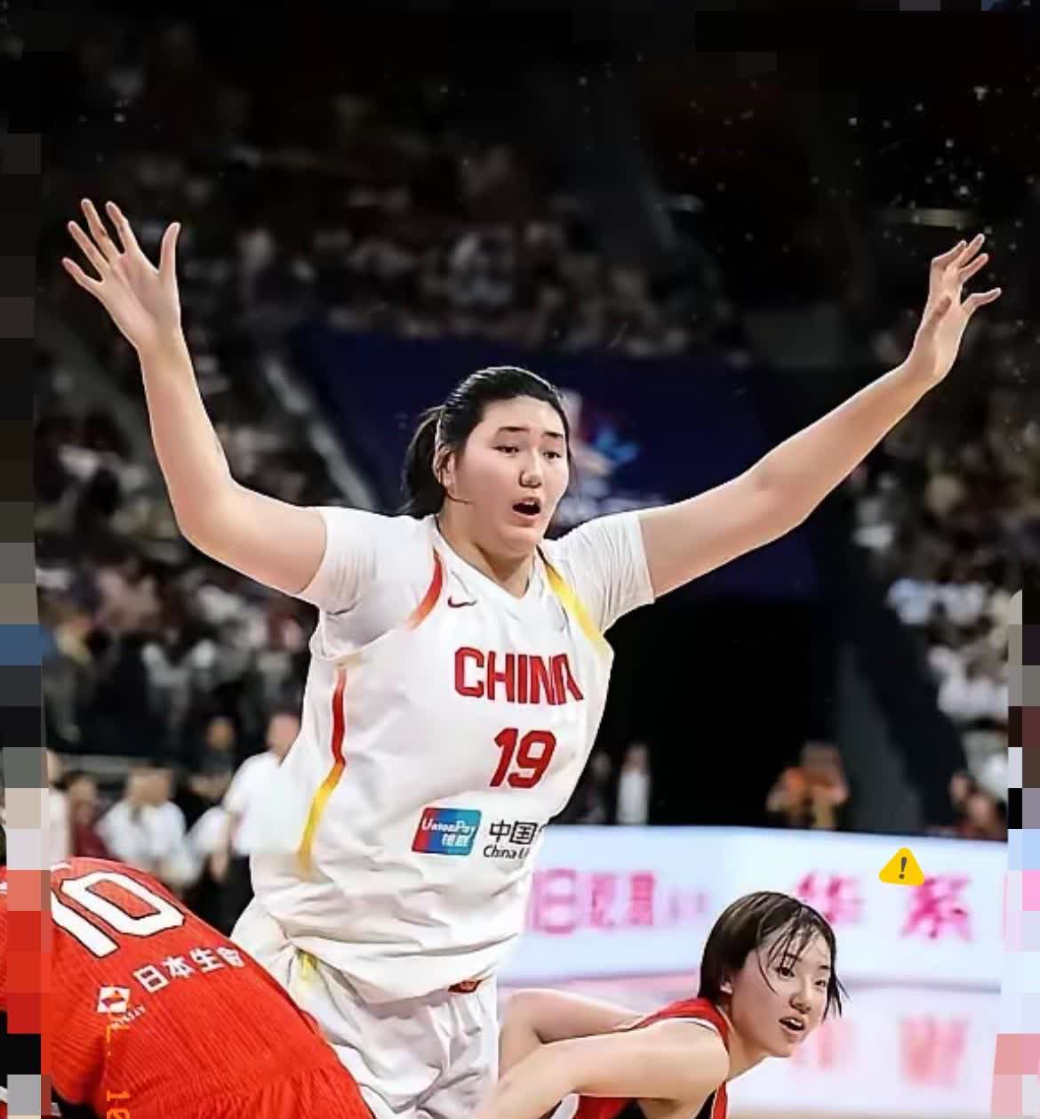 傻子都知道该给张子宇传球，可球就是到不了她手里。昨晚那张图太扎眼了，她在日本队两