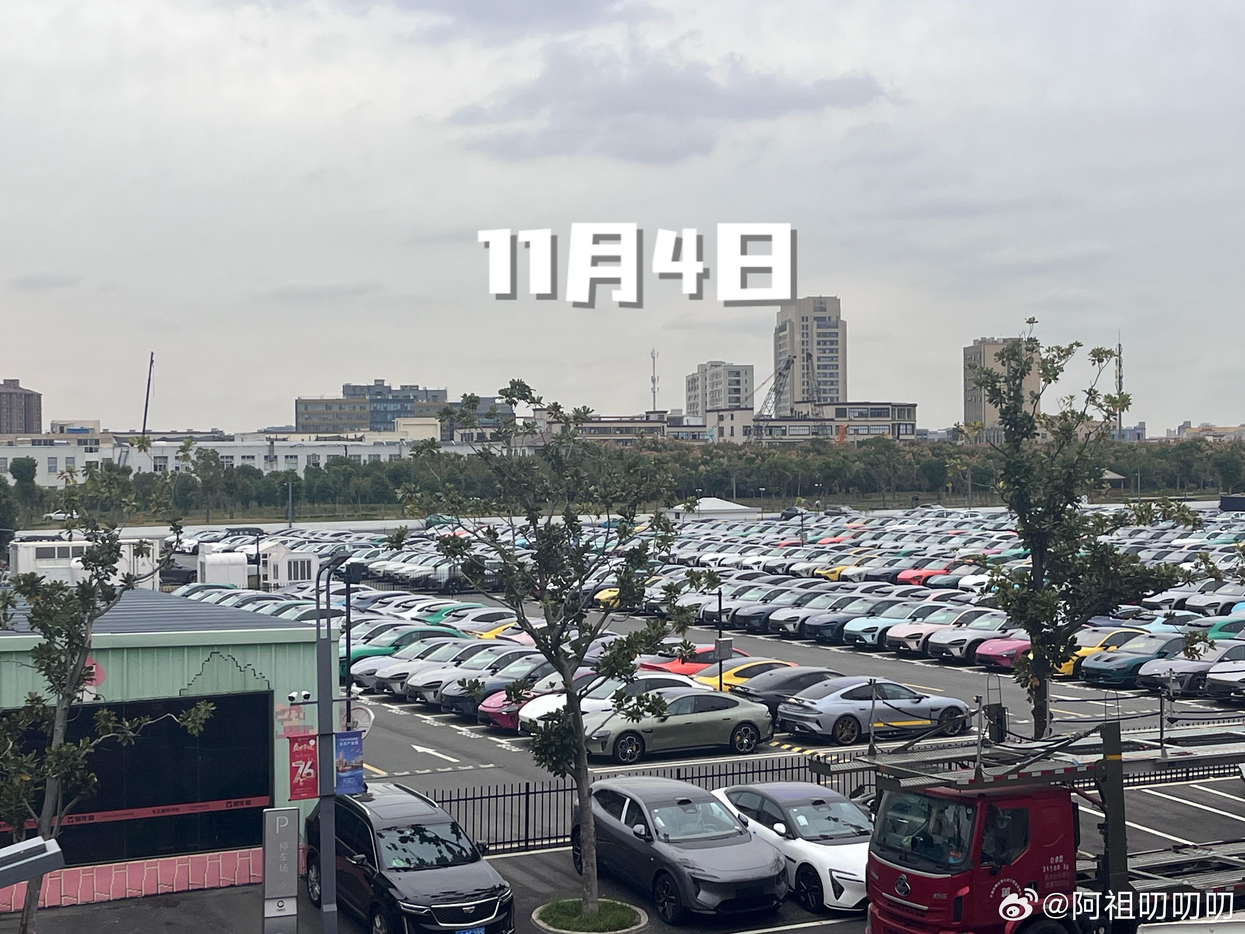 月初上海下线不少，停车场依然蛮多车的，今天来了至少6个板车车架号从321xxx-