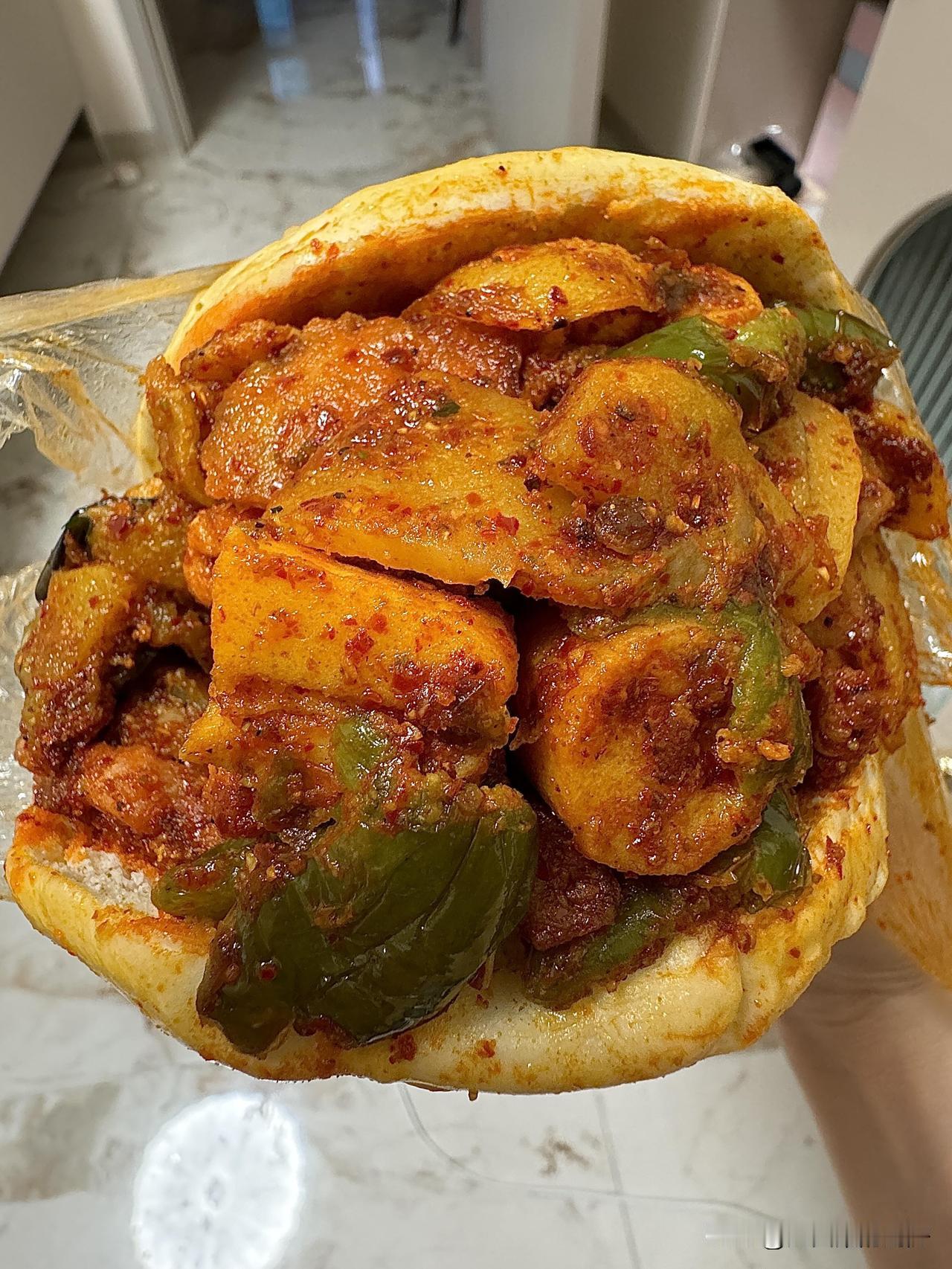 建议甘肃烧烤夹饼普及全国好不好，这藏在路边摊里的烟火气味道真的是太香了，这个建议