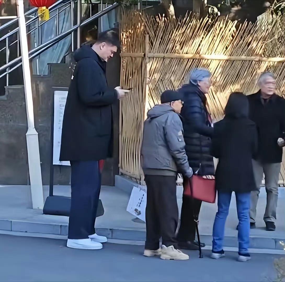 姚明卸任后近况太吸睛！无官一身轻的他现身街头，身形发福明显，网传他的体重已达40