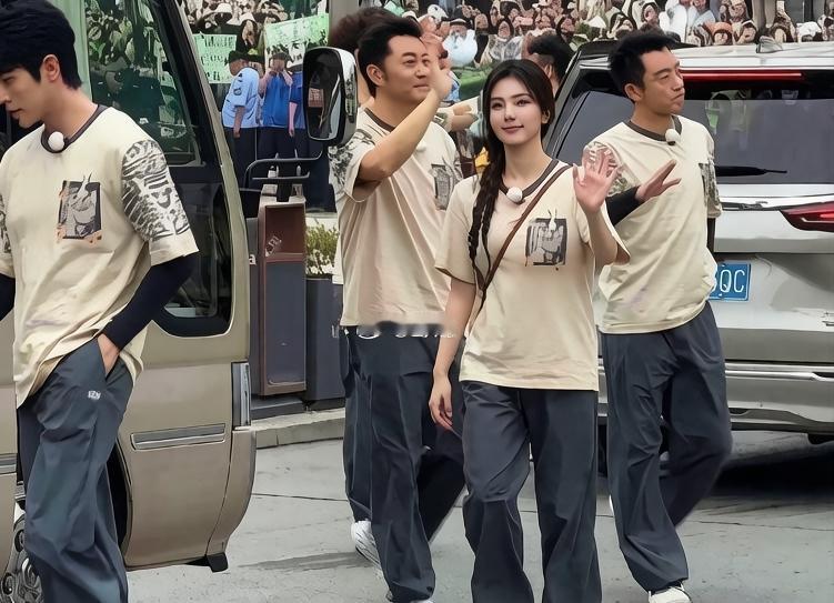 矮是矮了点，但是姑娘的颜值算是很高啊