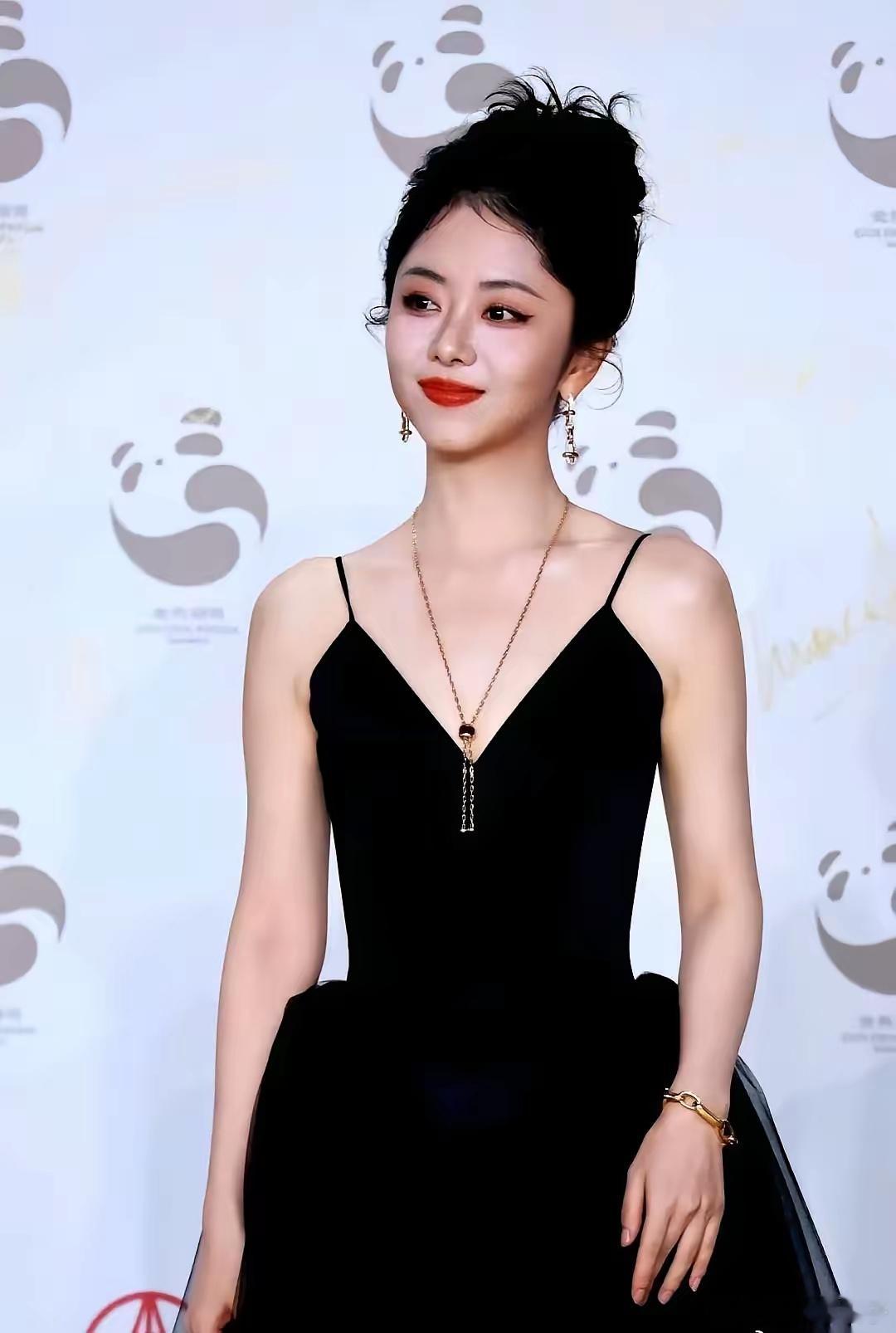 我以前真傻。还以为谭松韵不签公司，是图个清净，不想被人管。今天我才琢磨过味儿来。