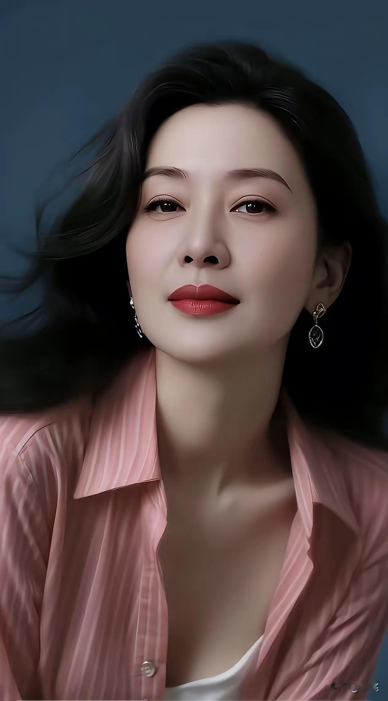 什么年龄段的女人最有女人味?三十岁之后的熟女，宛如陈年佳酿，越沉淀越有味道。