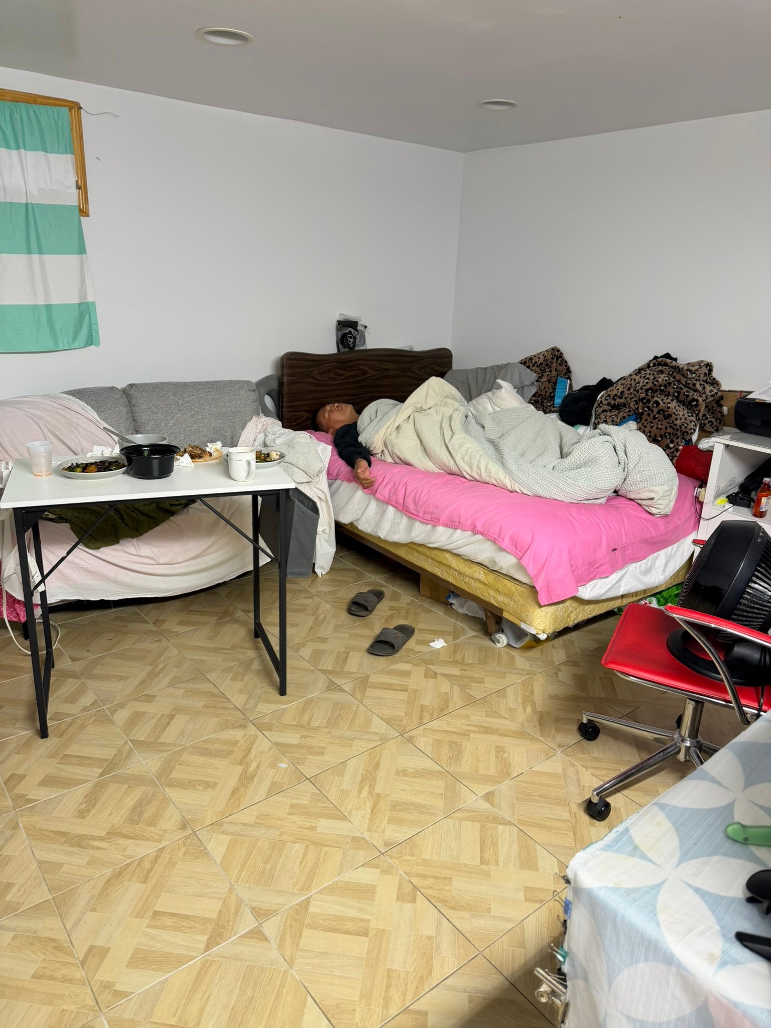 网民分析润人头子界某人的生存环境：1，地下室。2，餐厅、客厅、卧室一体。3，床垫
