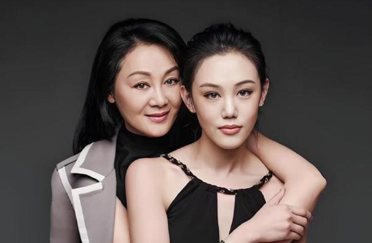 王姬女儿高丽雯都已经34岁了！2022年，高丽雯瞒着父母与演员薛皓文领证，三个月