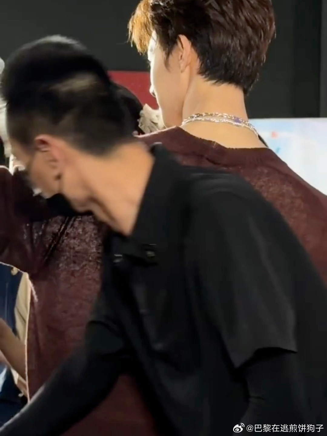 李昀锐这衣服谁选的李昀锐你穿薄纱是什么意思李昀锐你穿薄纱是什么意思？故意的吧！纱