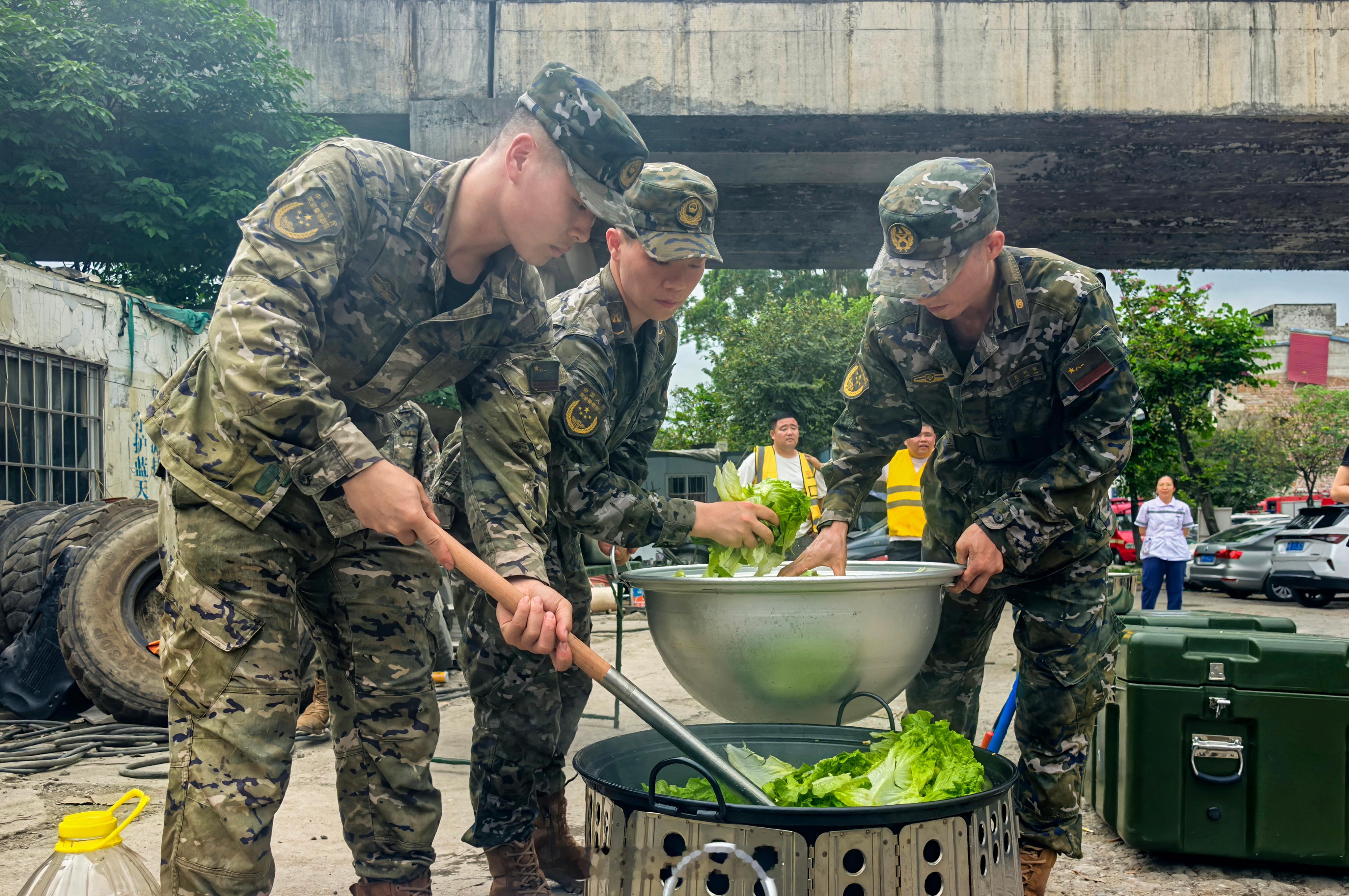 【柳州再迎强降雨子弟兵再次奔赴】5月21日，广西柳州市柳南区刚遭遇地震灾害，又迎