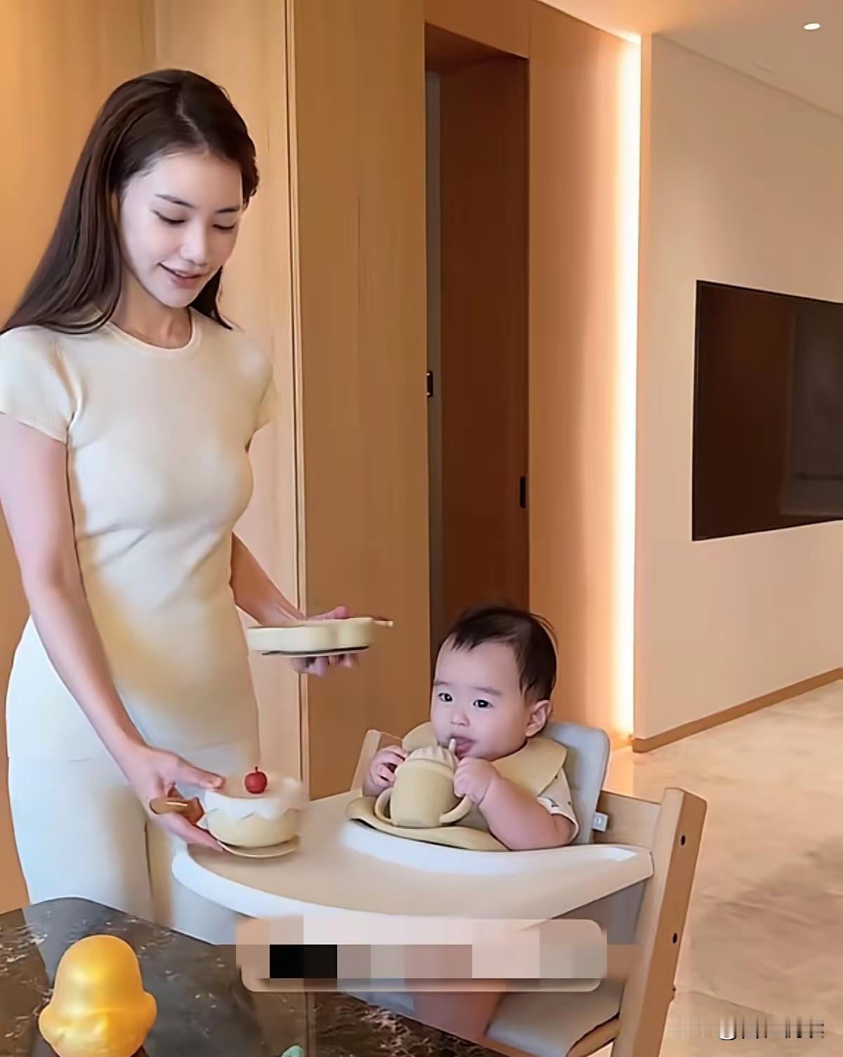 就在大家都在夸马筱梅给汪三宝亲自制作&喂辅食的负责好妈妈时有一个不显眼的