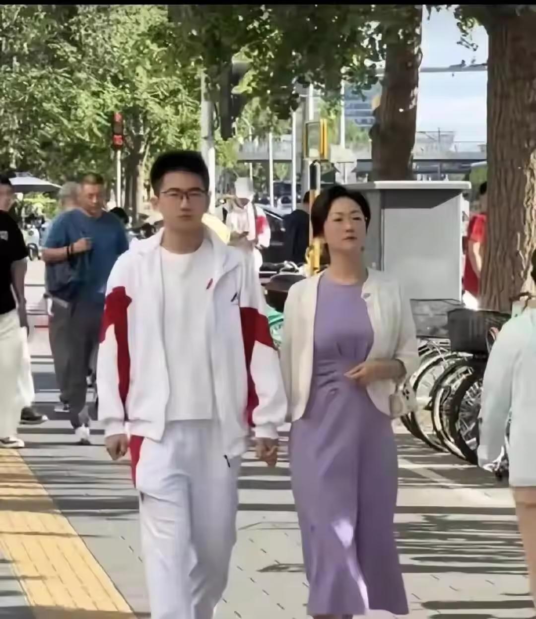 大家不要再羡慕那个人大附中考场外的妈妈了，我们永远不可能成为她。原因很简单，有个