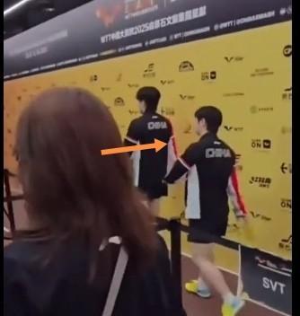 走路还有人监视？昨晚混双比赛结束后，莎莎和头哥一起去混采区接受采访，场边一位卷发
