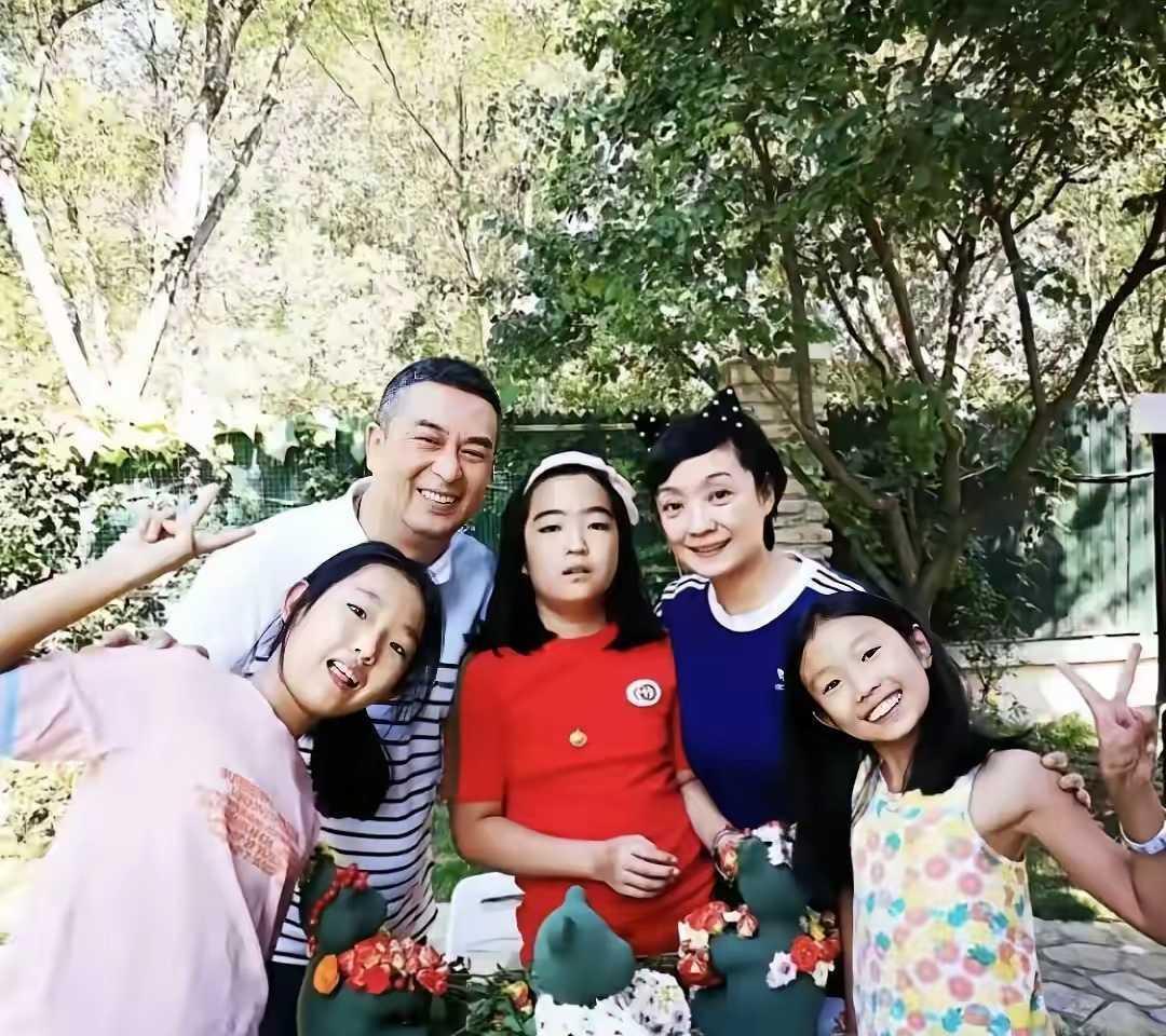 2018年，张嘉译刚拿了白玉兰视帝，照片还在热搜上挂着。晚上有路人拍到他蹲在饭