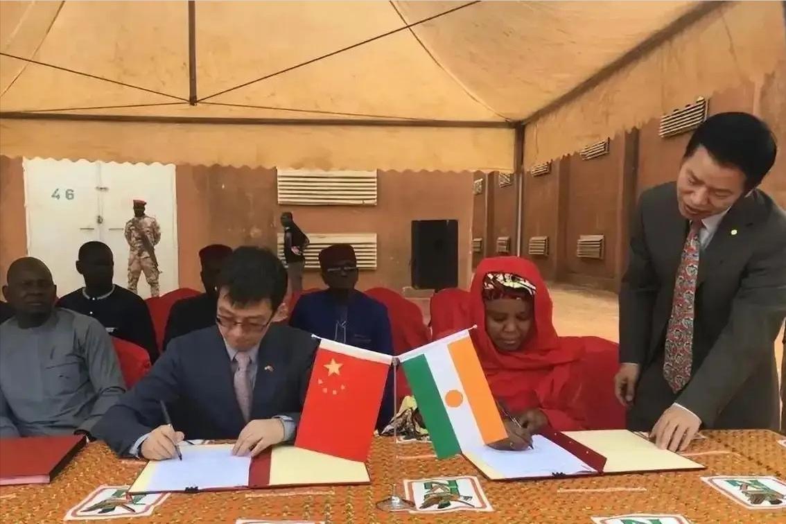 中国决不会再当冤大头！在尼日尔首都尼亚美的加油站前，等待加油的车队蜿蜒三公里