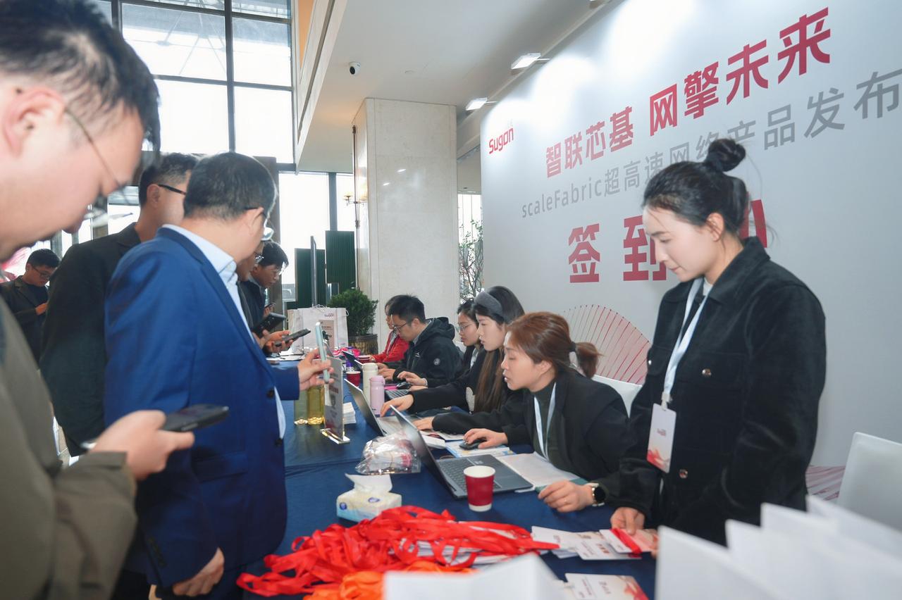 关于AI算力，这么多年圈里人都明白一个尴尬的现实，你想搭个大模型训练集群，网络这