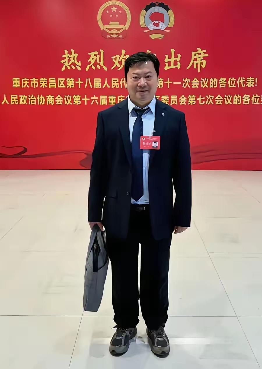 原来卤鹅哥的真正目的竟然是在这。挺令人惊讶的。现在的卤鹅哥摇身一变成为了荣