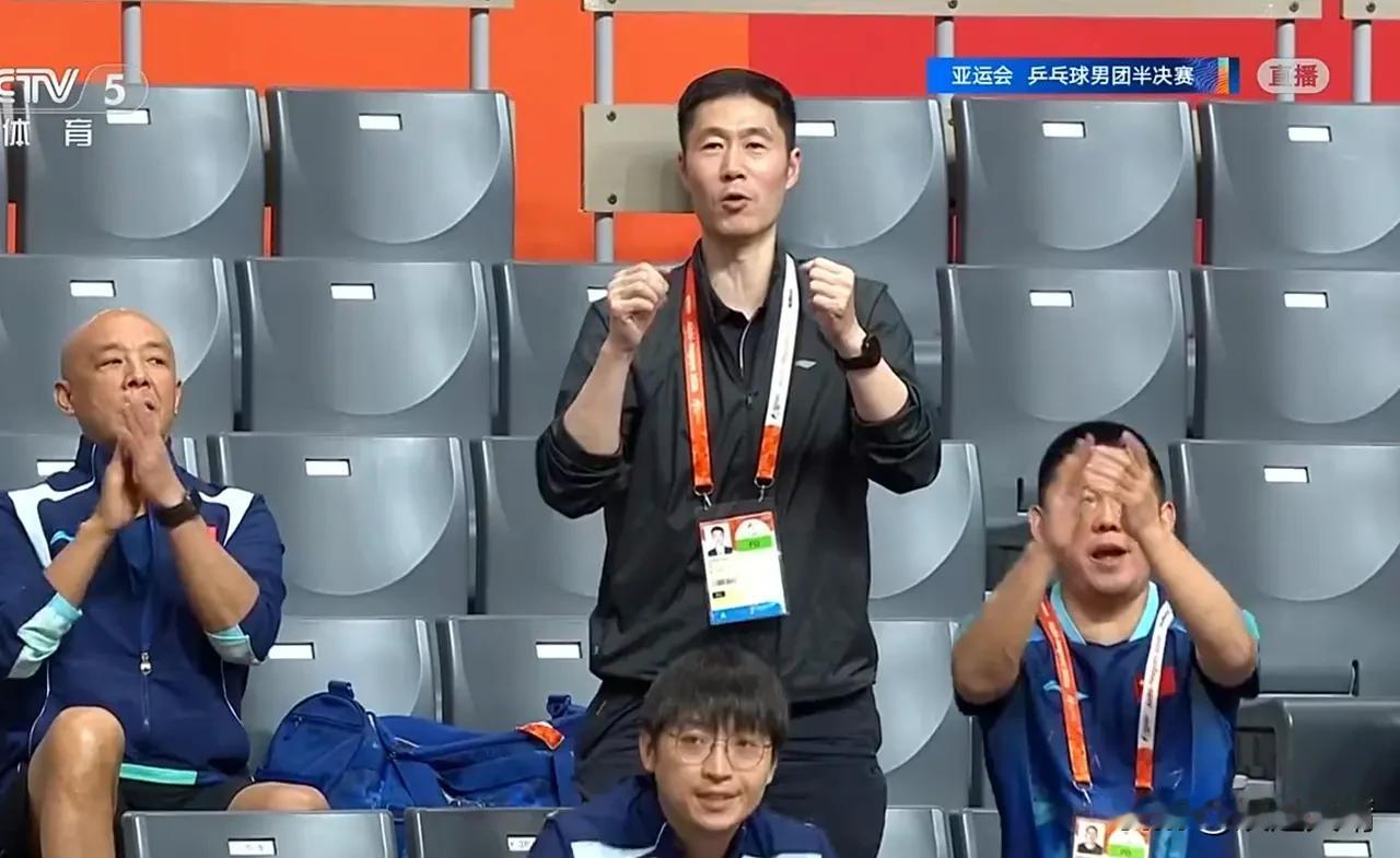 温瑞博3:1战胜郭冠宏的时候，你们有没有发现看台上王励勤？他直接站起来给小温