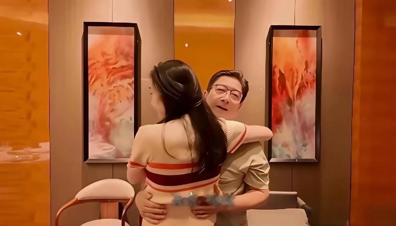 父亲节那天，水均益请女儿女婿吃了顿烤鸭。见到比自己高出半头的女儿，他开玩笑说，是