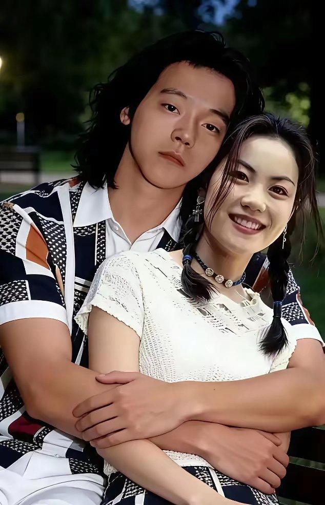 没想到吧？菲姐原名王靖雯，和窦唯这张旧照藏着太多故事。17岁前她叫夏林，后来改回