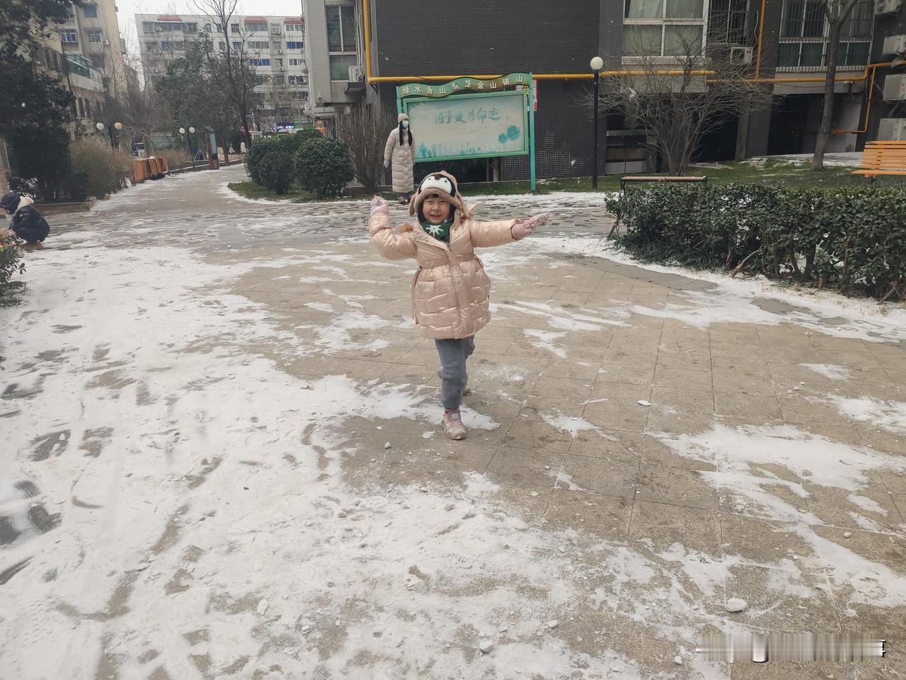 为啥说良好的习惯应该从小时候培养呢，你看看就连扔个雪球，和小区里的小朋友们打个雪