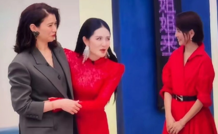 谢娜真该去进修一下主持能力了！袁咏仪作为李心洁的助阵好友参加《浪姐》，谢娜作为