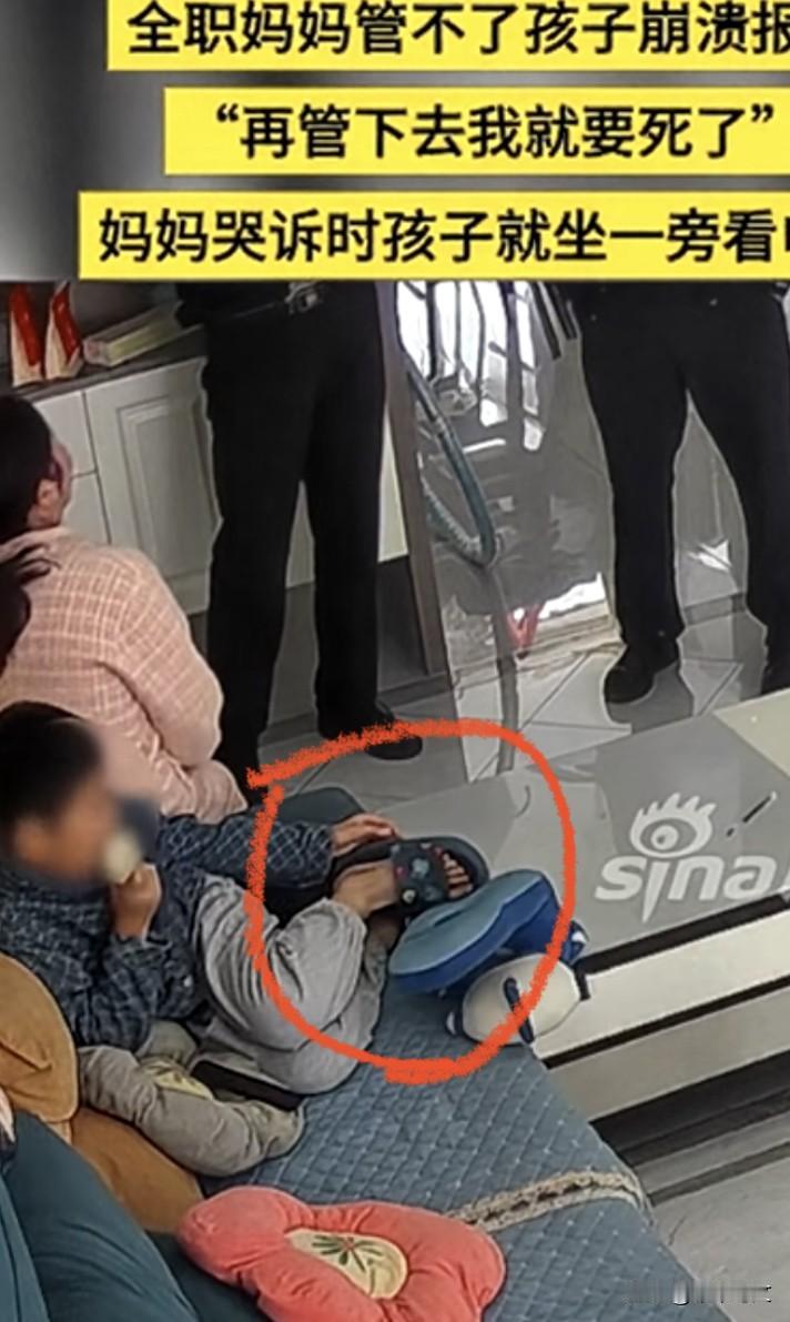 仔细看,这孩子还是穿着鞋坐在沙发上的。如果妈妈真的有好好教导孩子,孩子怎么会养成