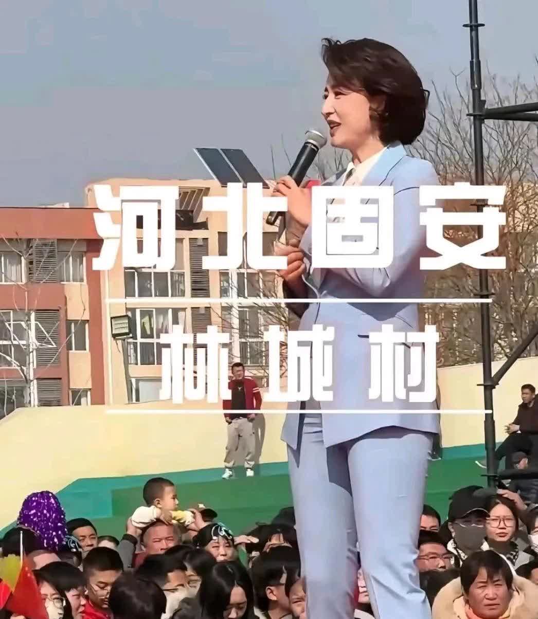 张蕾去河北主持，穿西裤太紧，被网友吐槽太不雅，张蕾怒怼网友“人心脏看什么都脏”引