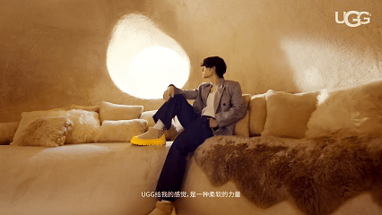 王一博羊毛卷与雪地靴的组合，是冬日时尚与实用的完美诠释！羊毛卷带来的松弛氛围，搭