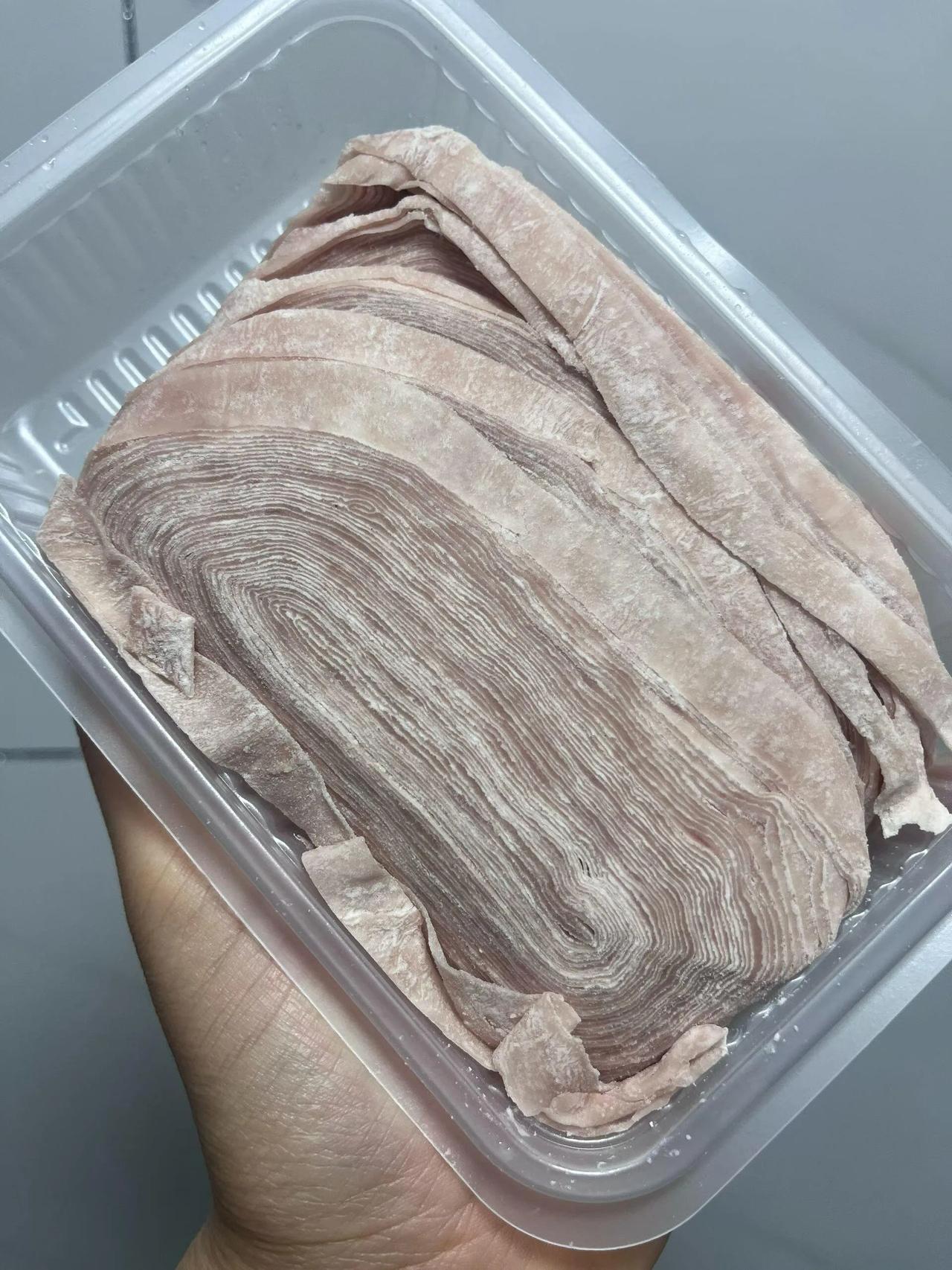 这居然是猪肉做的面条？北方人吃面用小麦福建人吃面用鲜肉！薄如蝉翼却能煮不烂