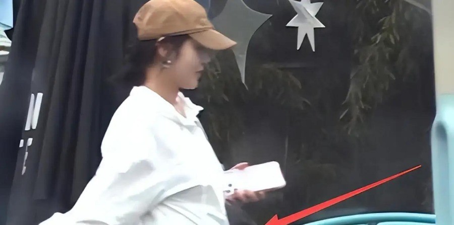 37岁张佳宁穿宽松白衫被传怀孕，亲舅张晓龙竟被当成孩子爹，本人只回三个字：吃多了狗仔拍到她从咖啡厅出