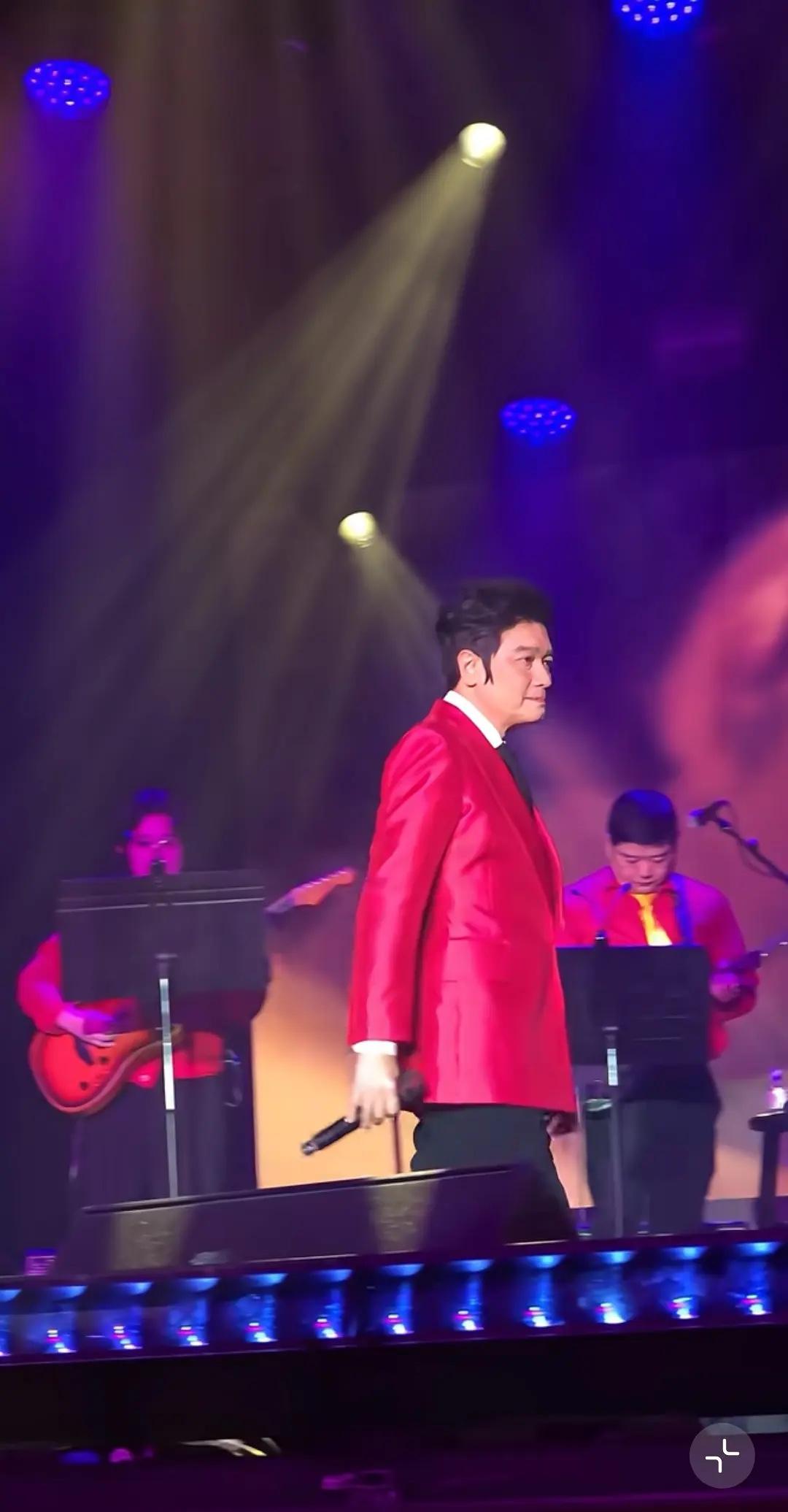 63岁的罗嘉良也没逃得过岁月的摧残。年轻时候的罗嘉良高大挺拔身板正，如今脖子