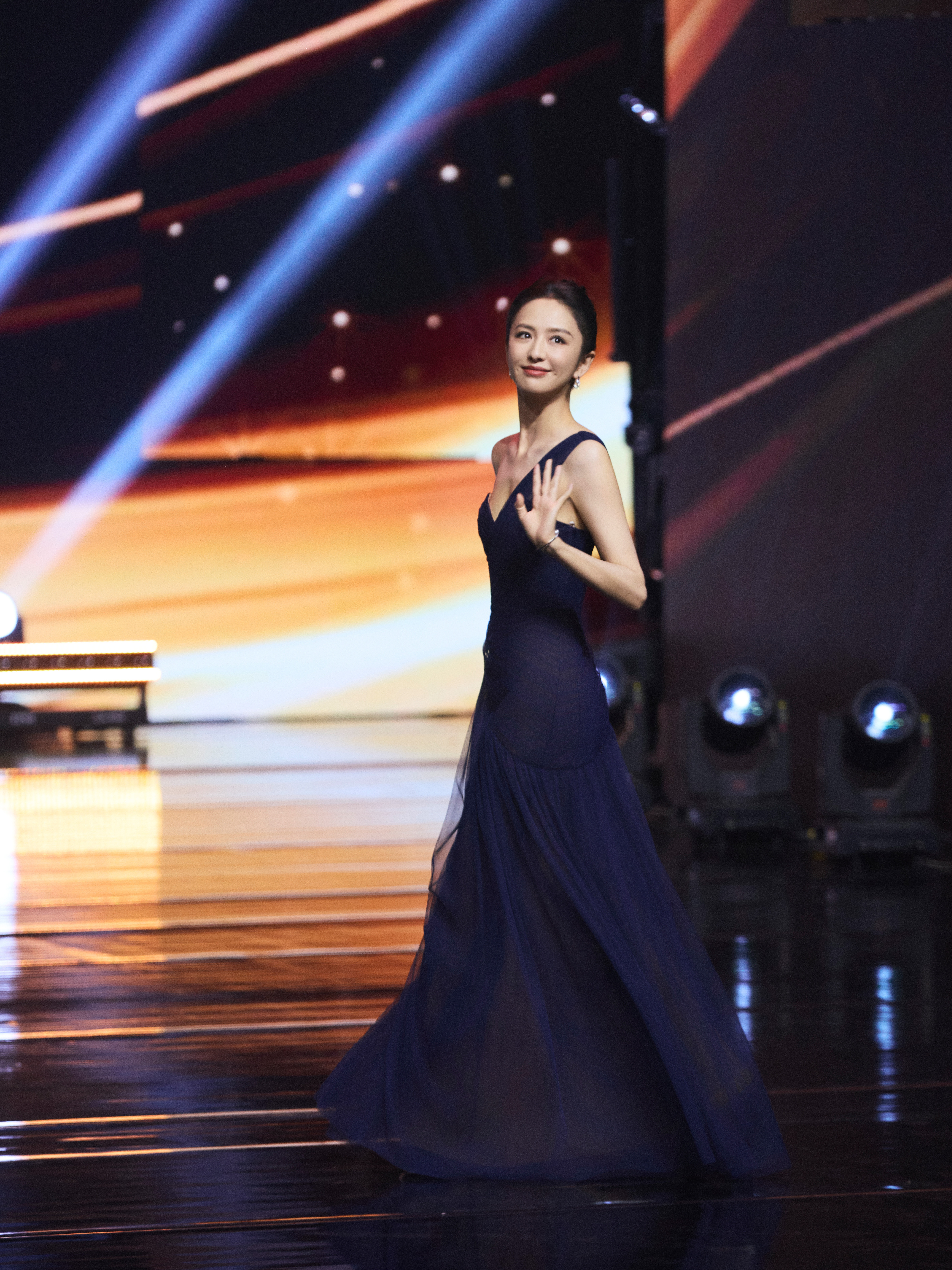 佟丽娅🏆微博文化之夜恭喜舞蹈诗剧《在远方·在这里》获得「微博年度期待
