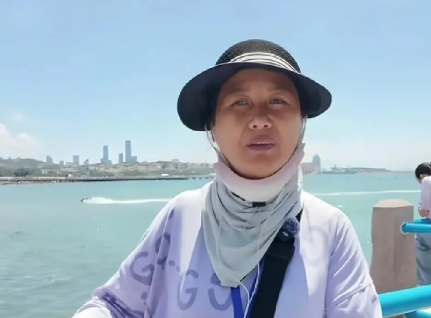 我们都被青岛栈桥卖玉米的阿姨“骗了”她看起来只是一个卖玉米的大姨但是她有一个