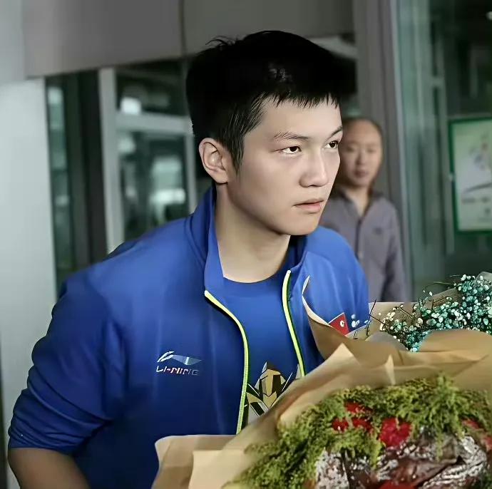 樊振东总是能收到奇奇怪怪的花，这些年可以说已经见怪不怪了，不过你次真的刷新了我的