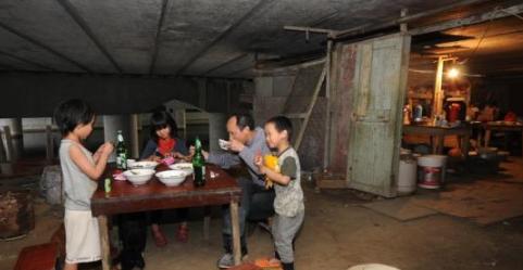 2000年，浙江嘉兴一对夫妻在桥洞居住10年，一共生下2儿2女，一家人整日与蛇鼠
