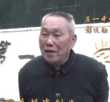 1993年，湖南，16岁女孩考上高中，因家里没钱，只好到县城做保姆，60岁退休老